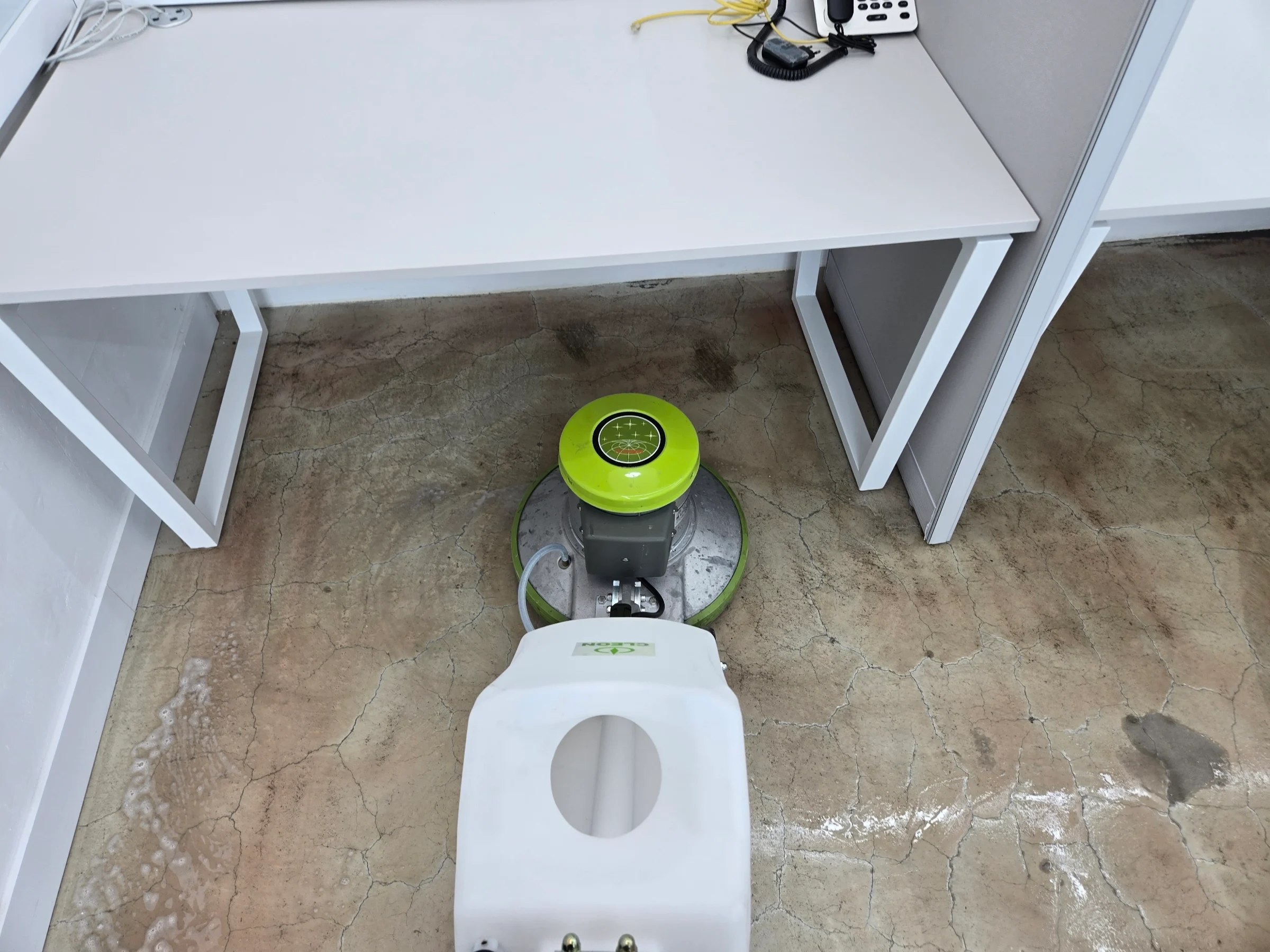 사무실 책상 아래 바닥을 세척하는 회전식 장비